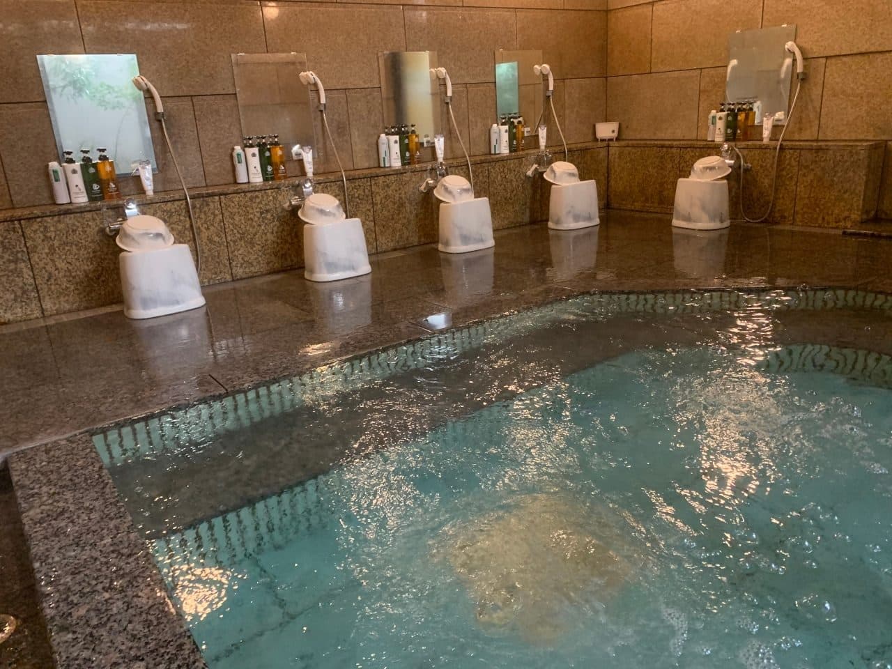 Ground-floor large bath