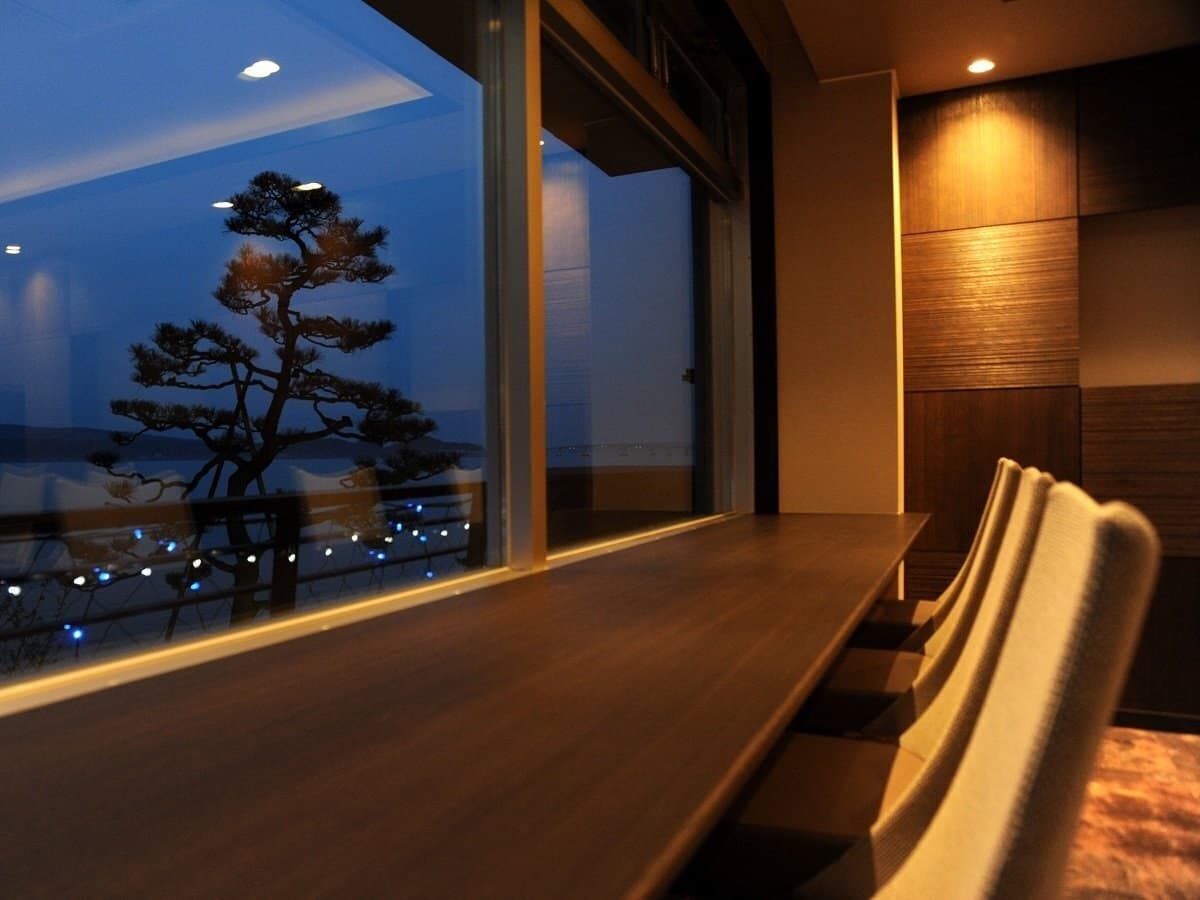 'Umi,' a Small Restaurant Facing the Sea