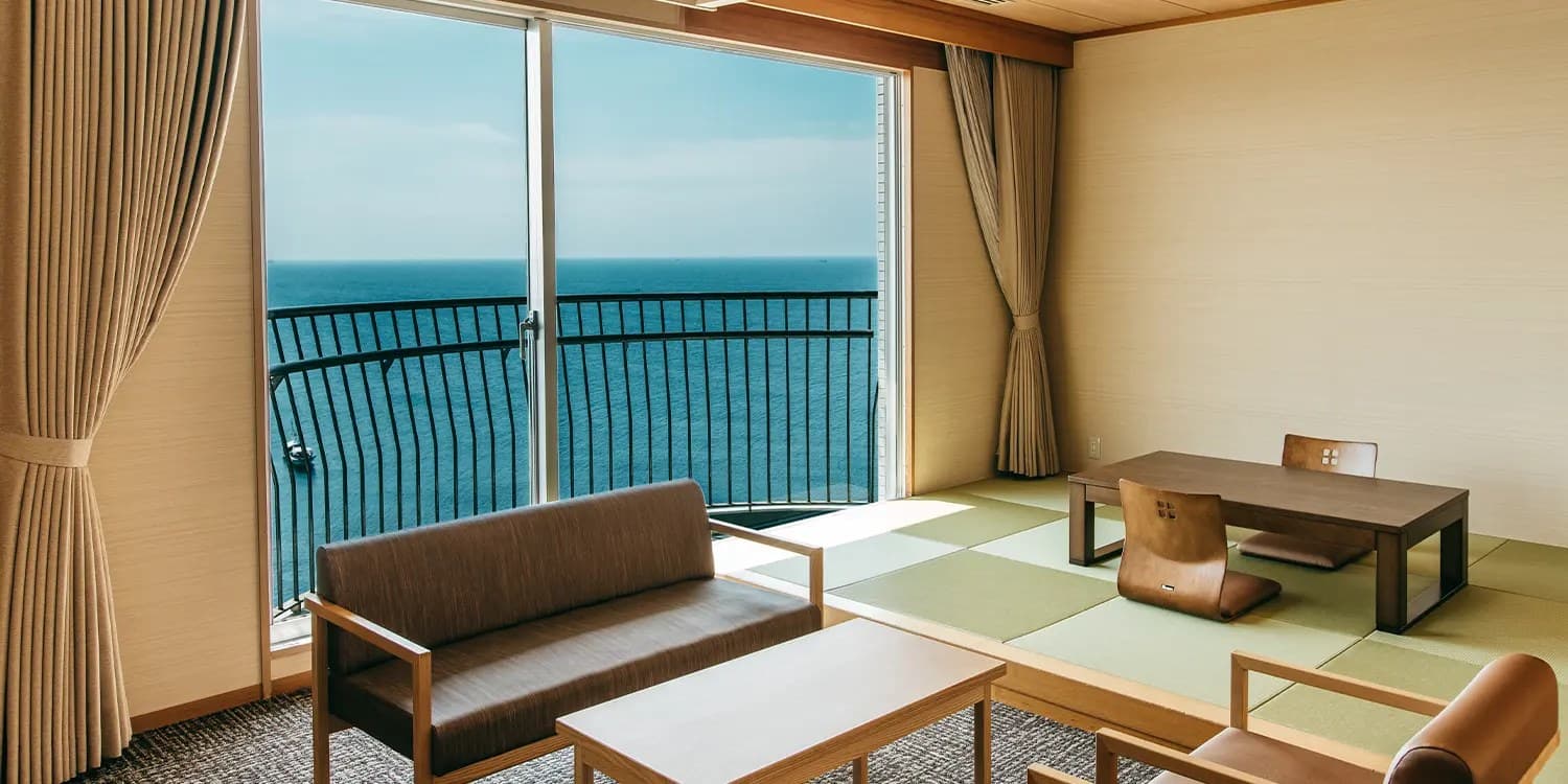 Rooms Embracing the Sea