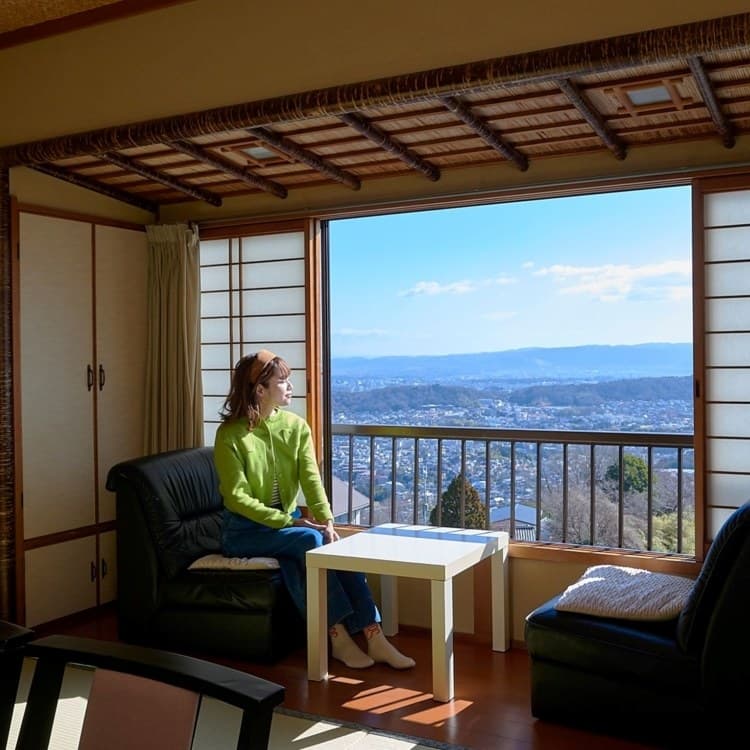A View-Facing Dining Room and Tea Culture