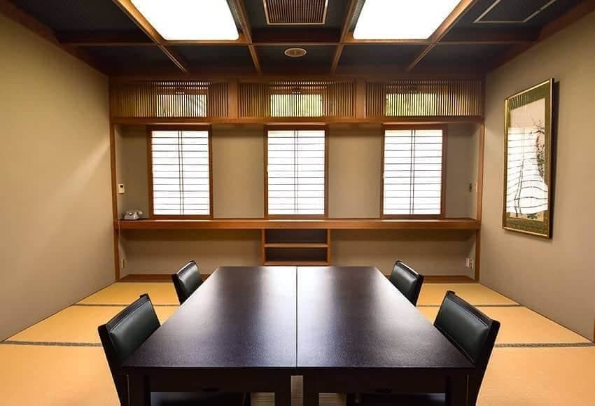 Dining with In-Room Meal Option