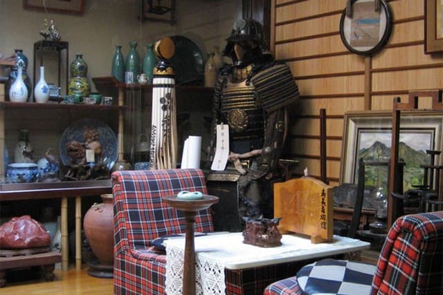 Common Spaces Filled with Antiques
