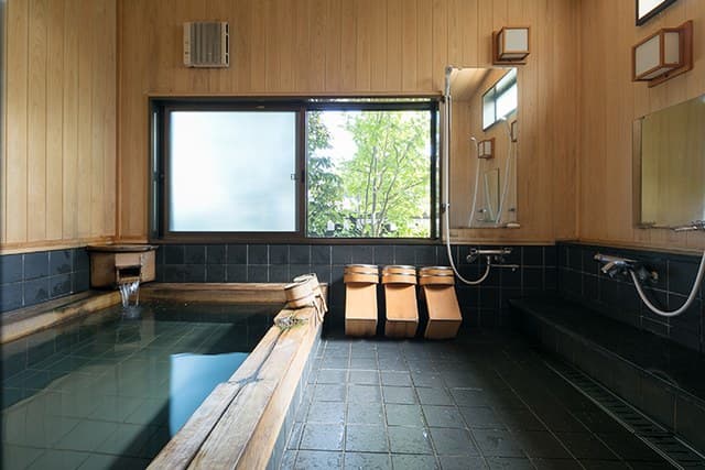 A Family Bath Facing the River