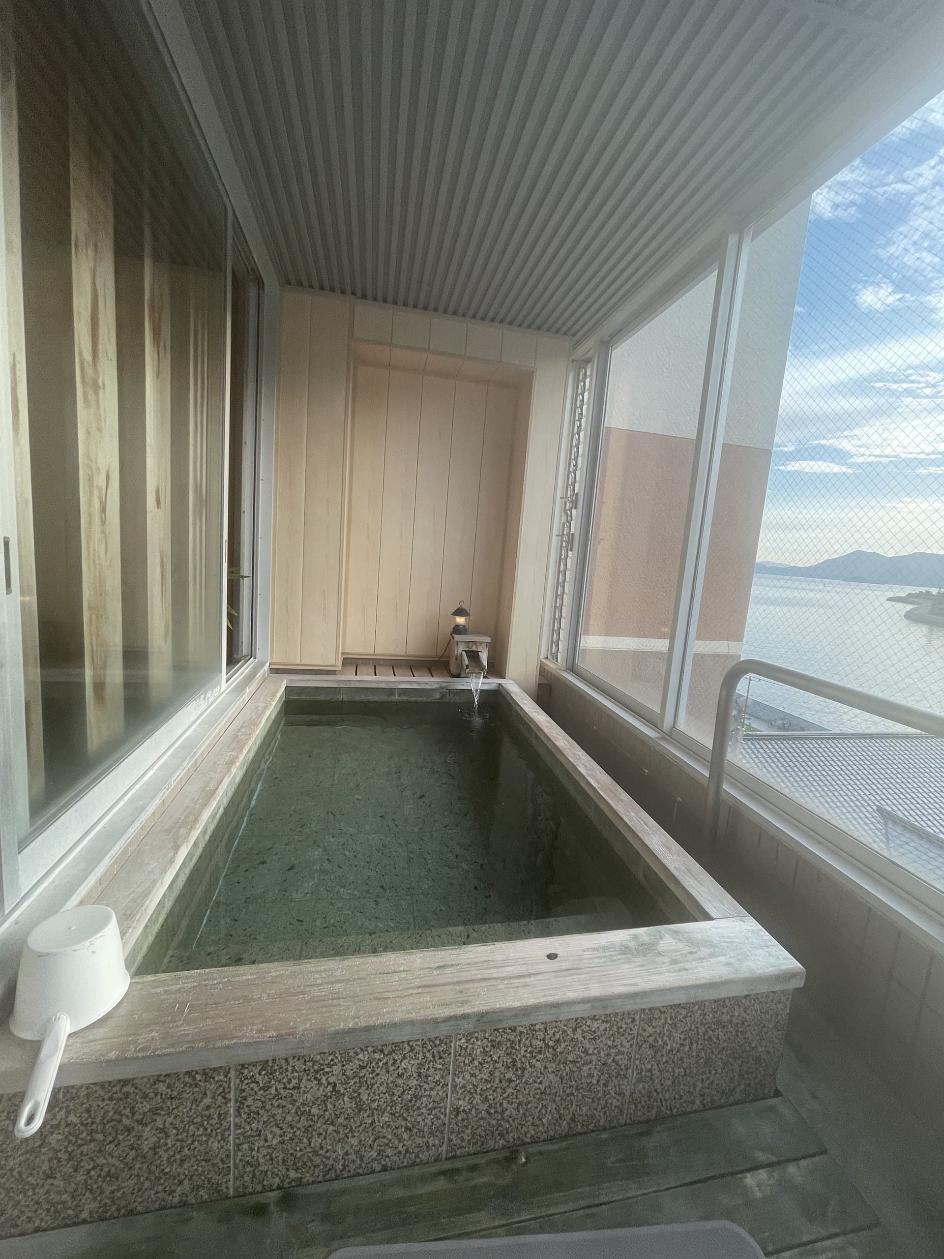 A Bath That Frames the Sea