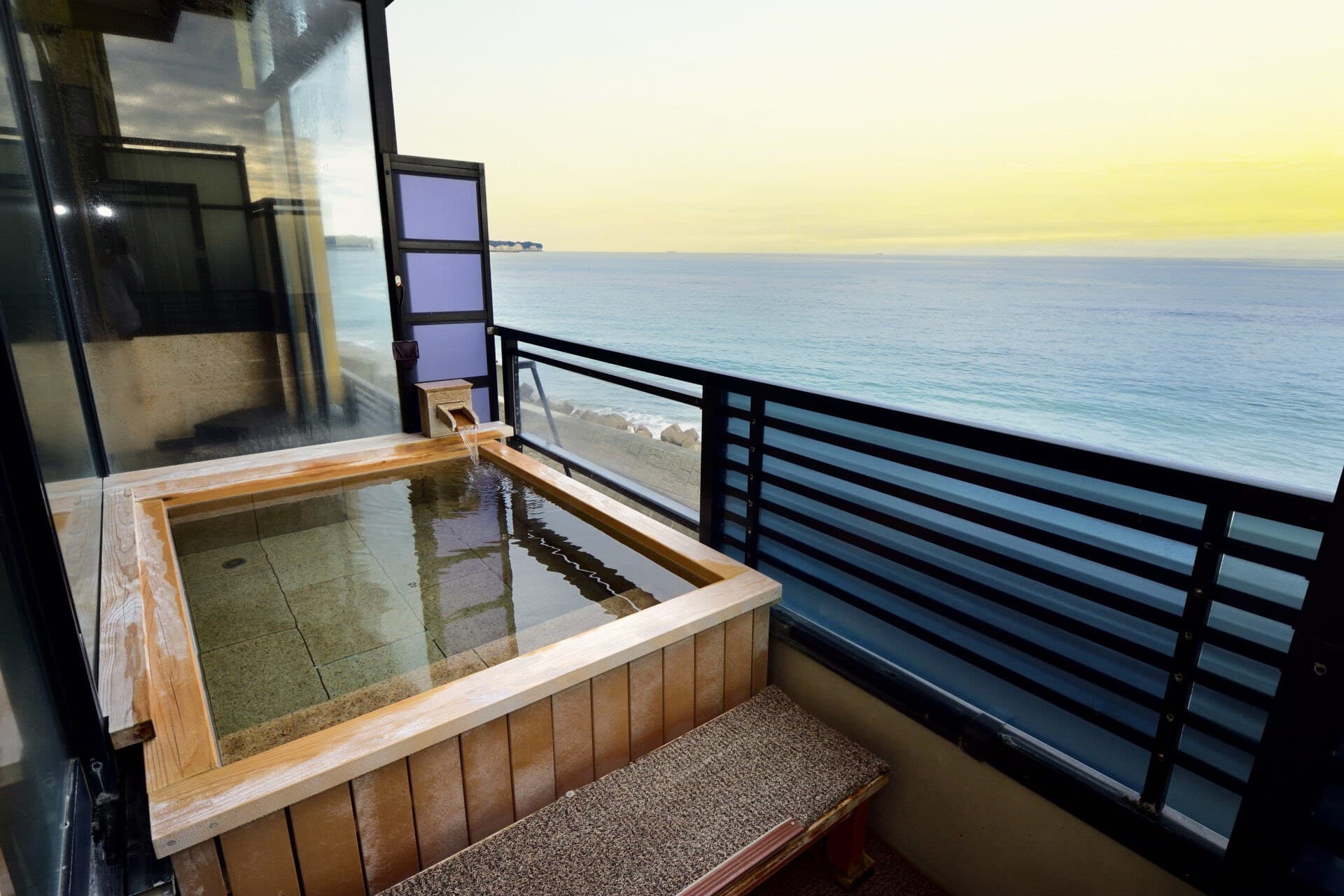 An Open-Air Bath to the Sound of Waves