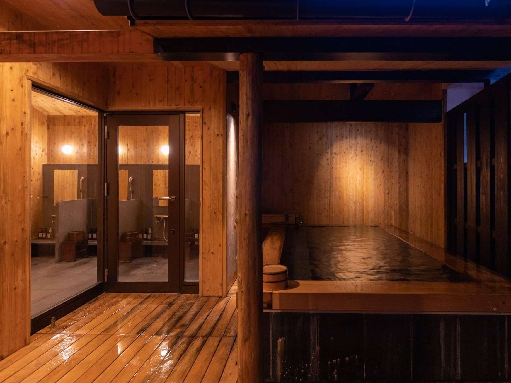 An indoor grand bath and an outdoor open-air bath