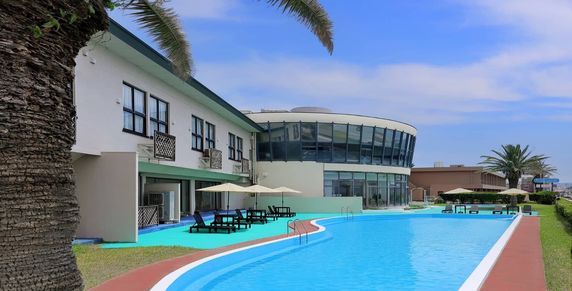 Lounge and Garden Pool