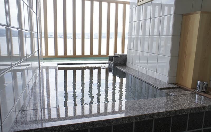Lakeside Rooms with Open-Air Baths