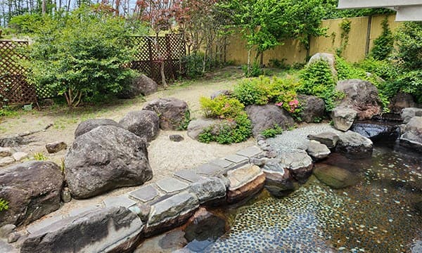 An Open-Air Bath Embraced by Nature