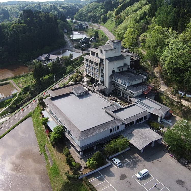 A Secluded Hot Spring Inn Surrounded by Mountains