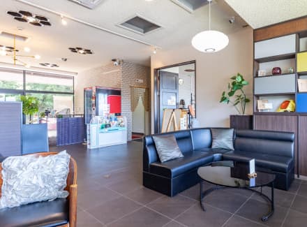 A Relaxed Bath and a Retro Lounge