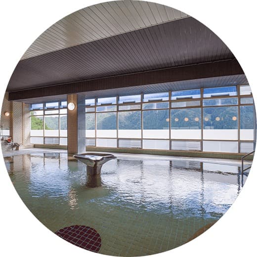A View-Facing Open-Air Bath Over the Valley