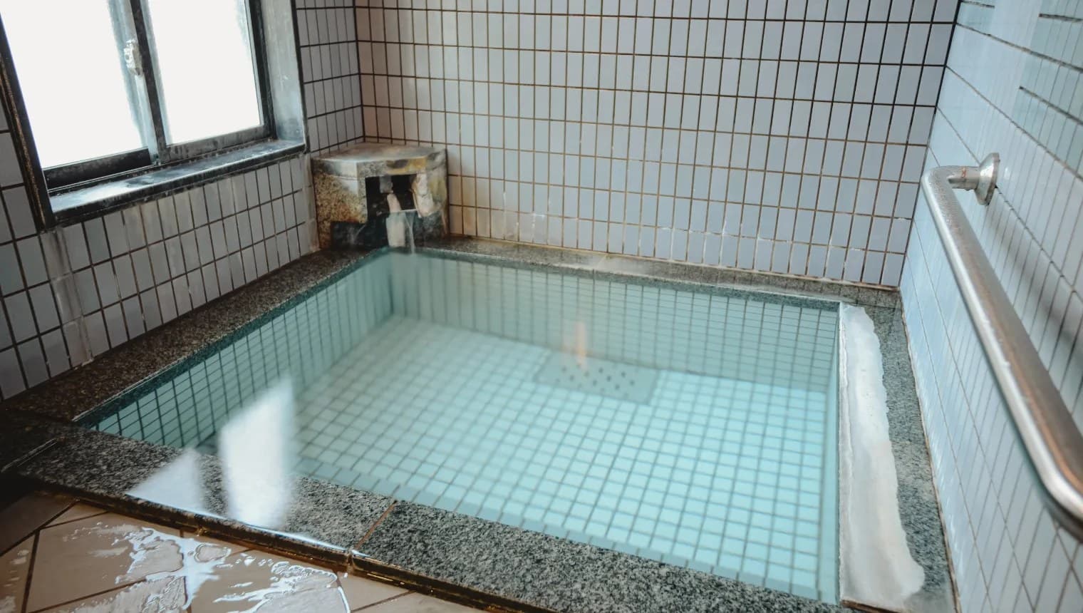 A Large Bath Wrapped in a Four-Season Garden