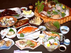 A Live-Seafood Course for Every Season