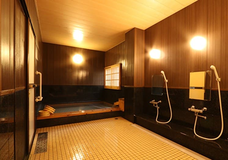 A Communal Bath Wrapped in Wood Grain and Fragrance