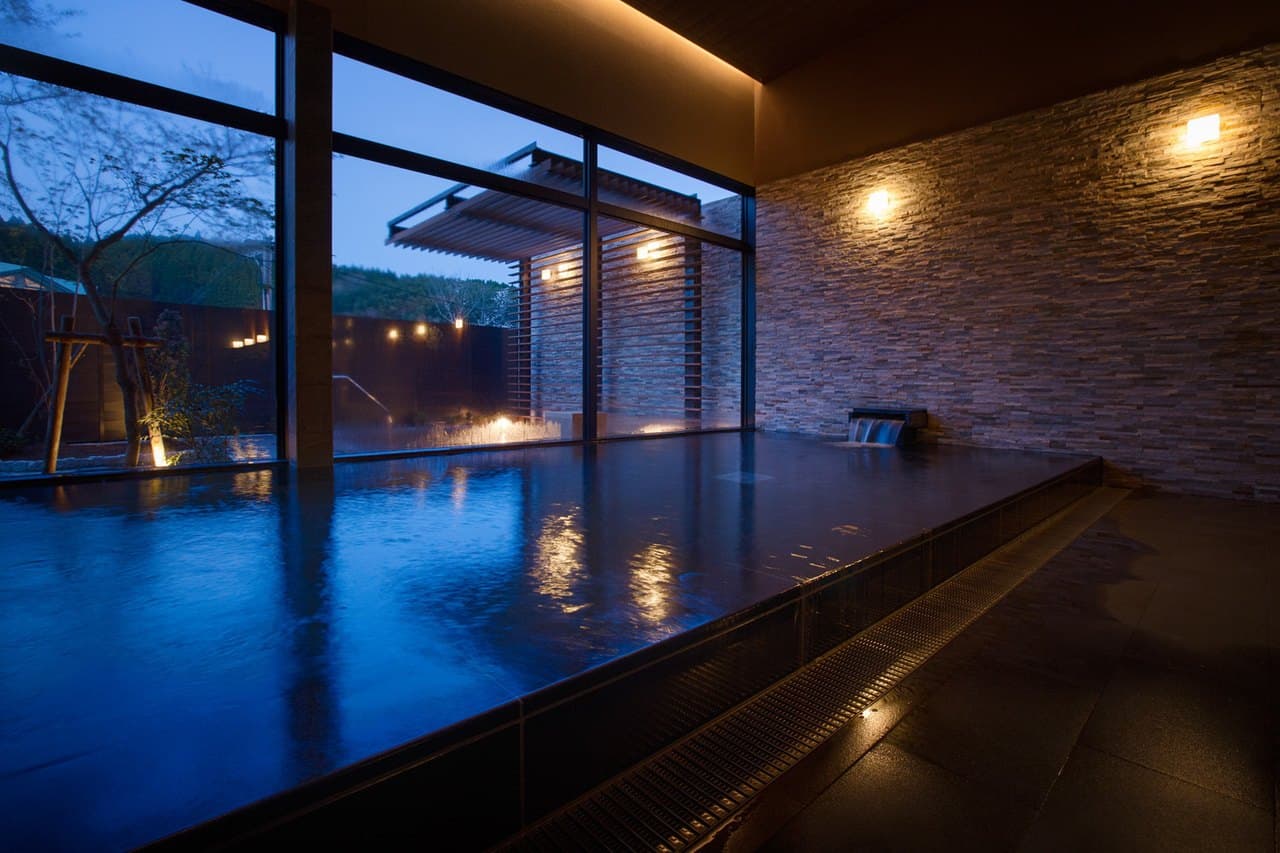An Open-Air Bath Beside Four-Season Scenery