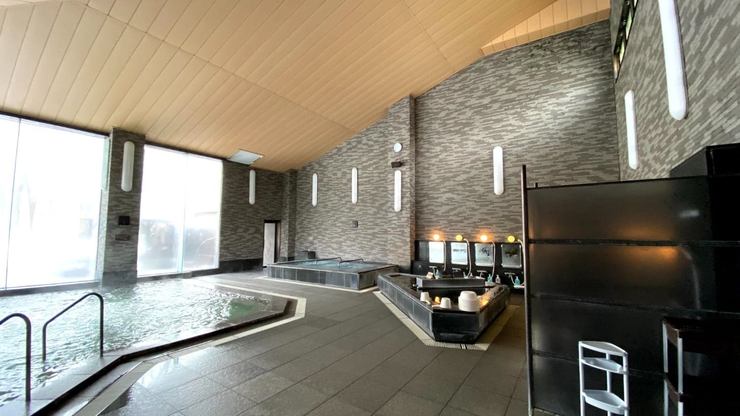 Free Access to the Neighboring "Yakushinoyu" Hot Spring