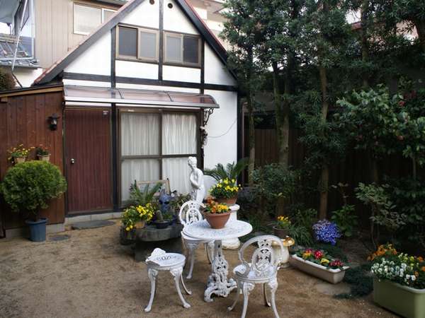 The Charm of a Courtyard and Irori Hearth