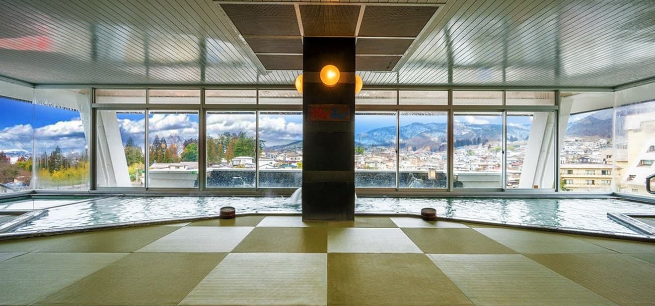 An Open-Air Bath and Private Baths in the Mountain Breeze