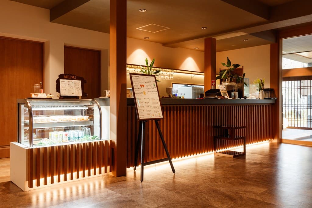 First-Floor Dining and Café