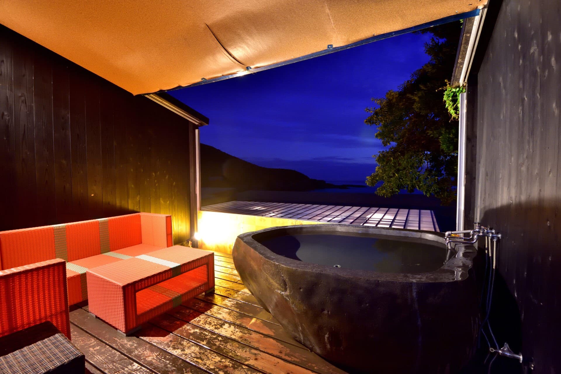 Rooms Facing the Sea