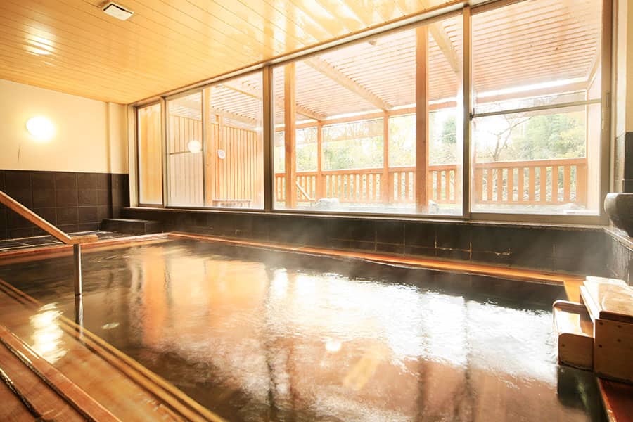 A Cypress Open-Air Bath That Holds the Stars and Moon