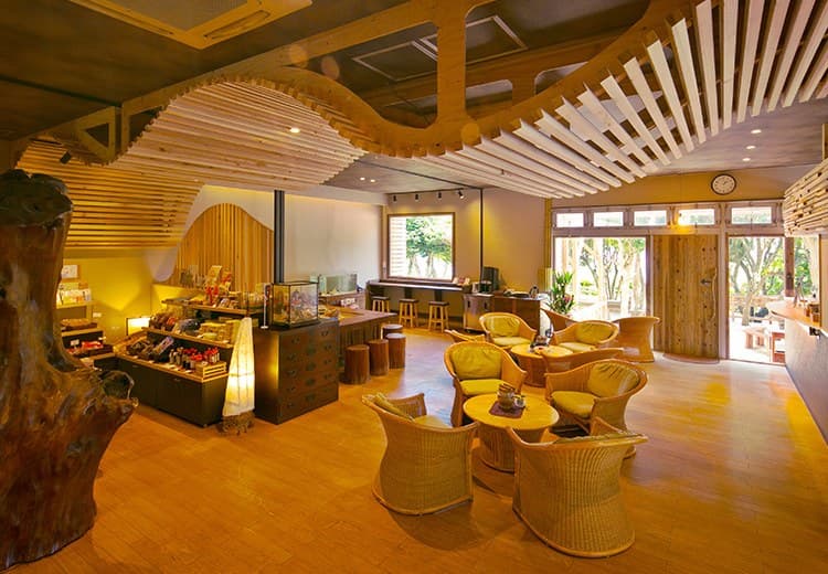 A Lobby Filled with the Scent of Wood
