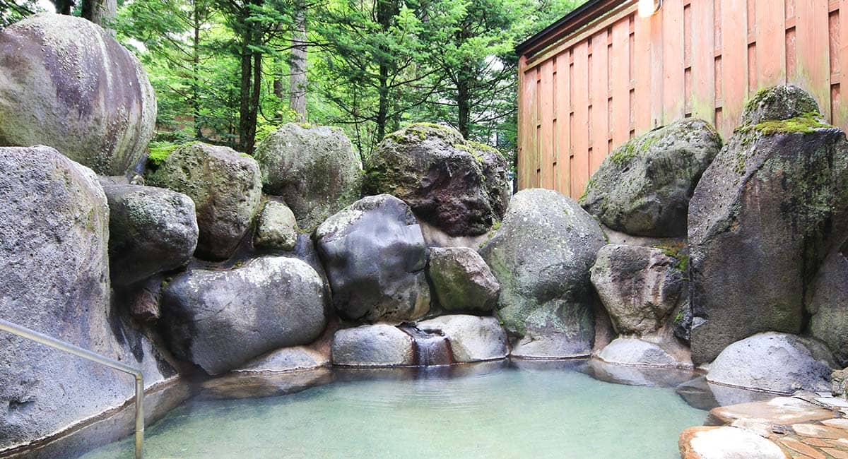 Hirayu Onsen's kakenagashi open-air bath