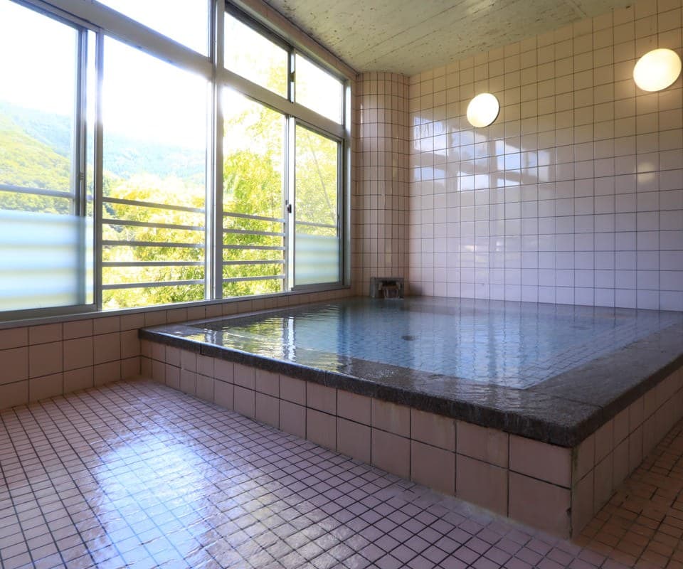 The spring's benefits and bathing hours