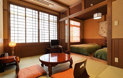 俯瞰河川的顶层观景客房