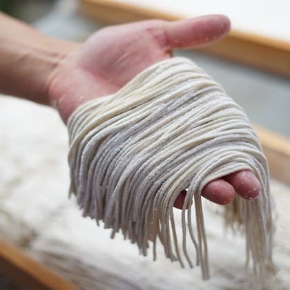 용수로 빚은 손메밀