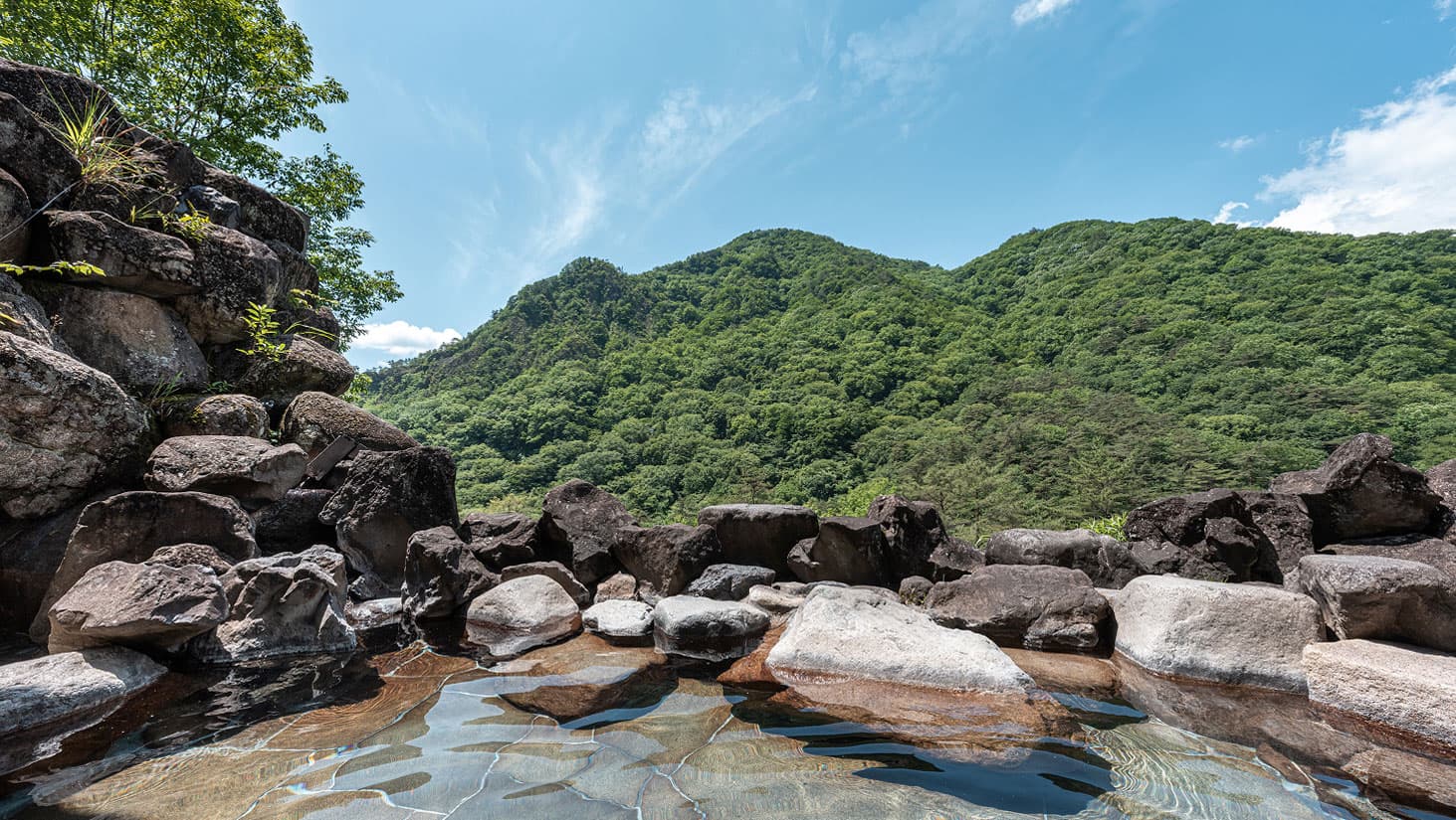 산에 둘러싸인 탕浴