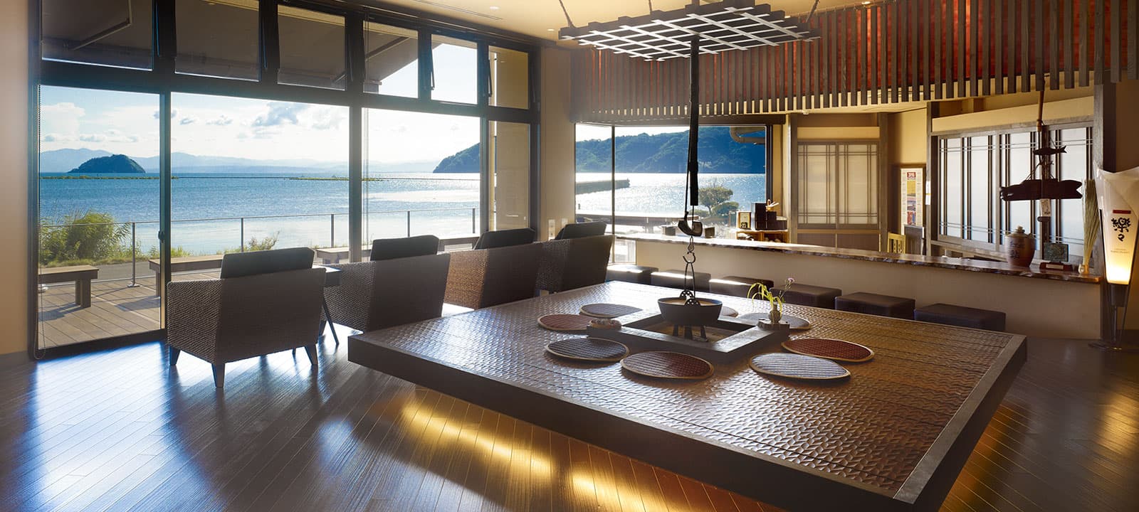 A Lakeside Place to Unwind