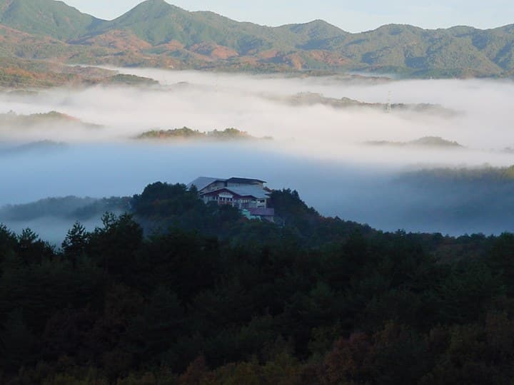 Spectacular Views of a Rolling Sea of Clouds