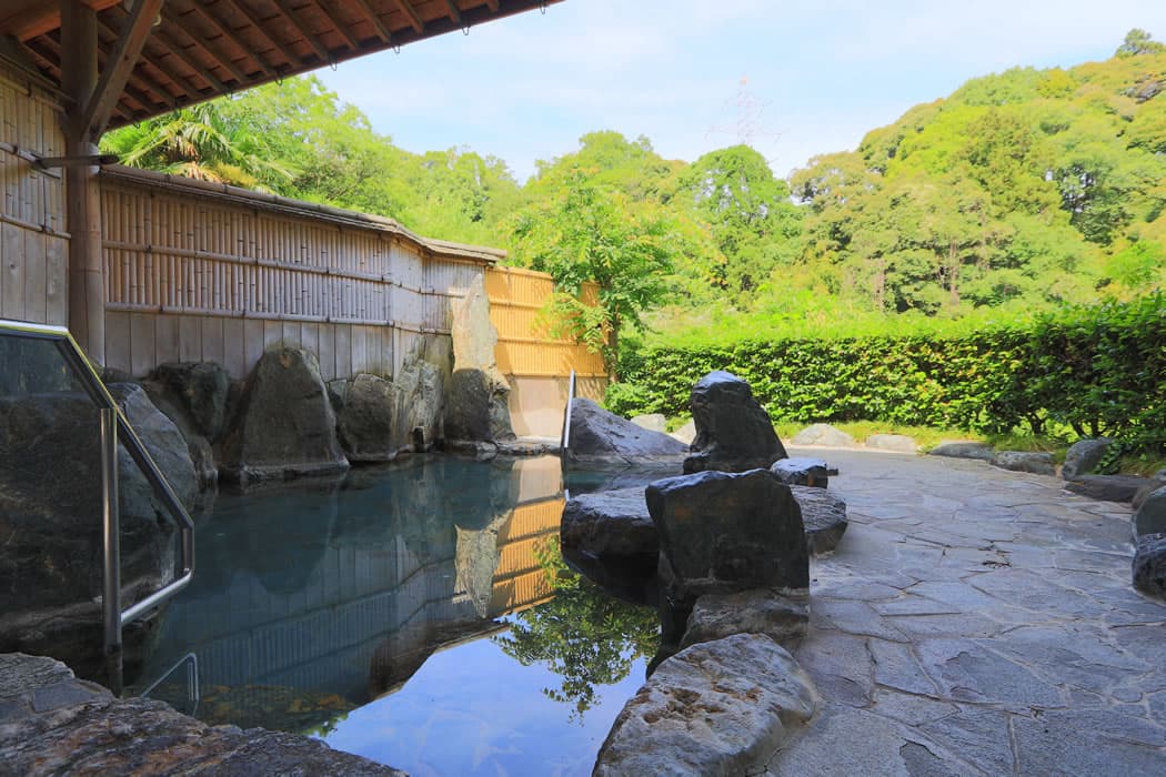 Open-air baths that follow the seasons