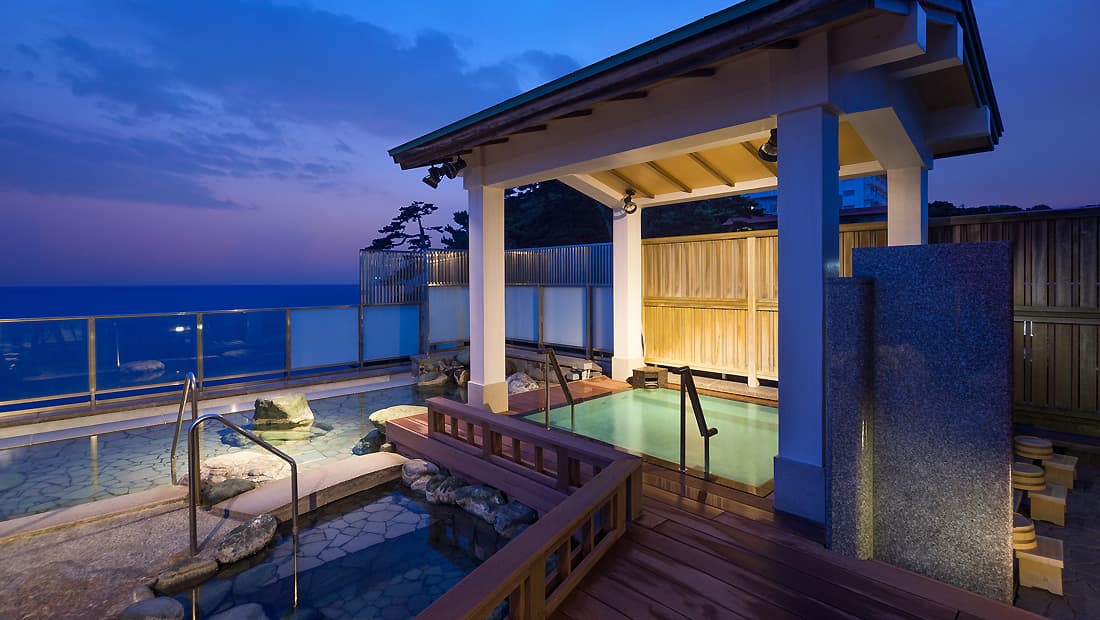 Open-air baths under horizon and stars