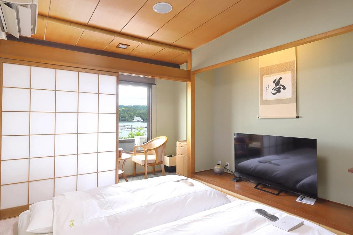 Rooms Facing the Sea