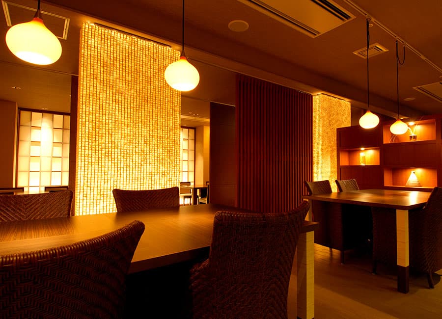 Open-Kitchen Dining