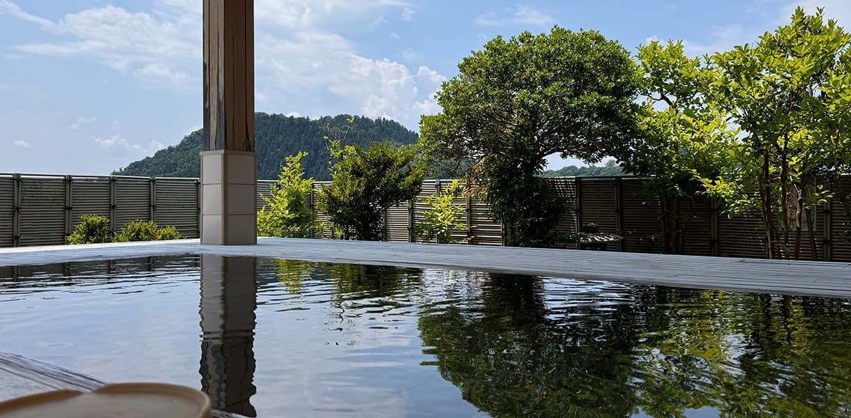 Seasons from the open-air bath