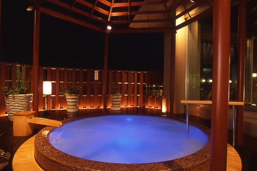 An Open-Air Bath Over the Castle Town