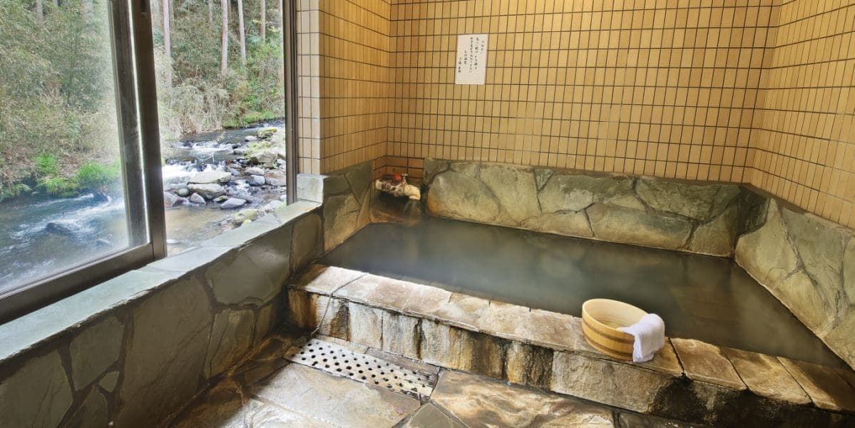 Four Free Private Baths by the Stream
