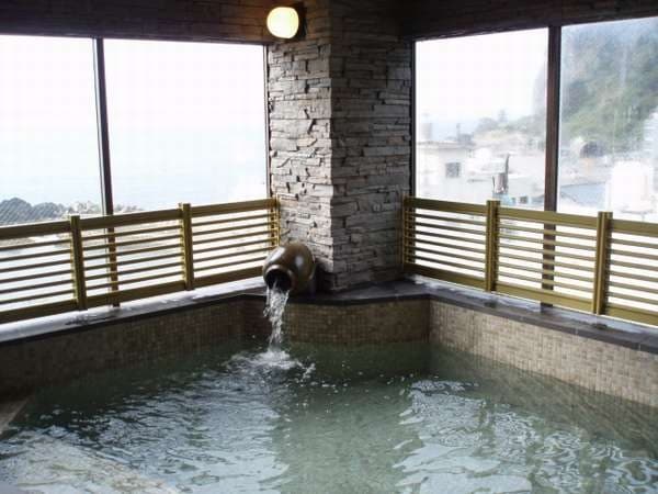 A View Bath That Holds the Sea