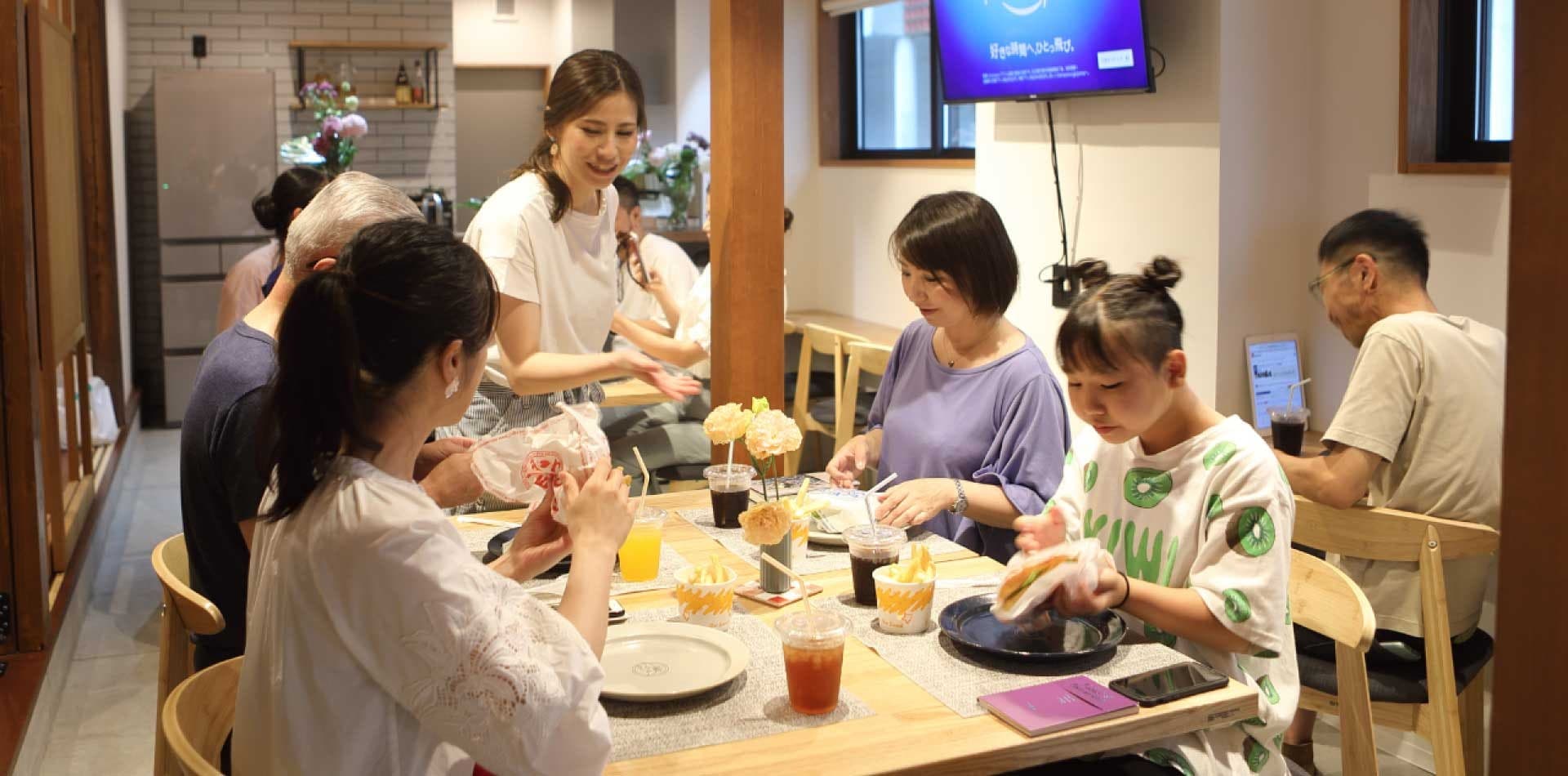 Dining at Lounge Goen