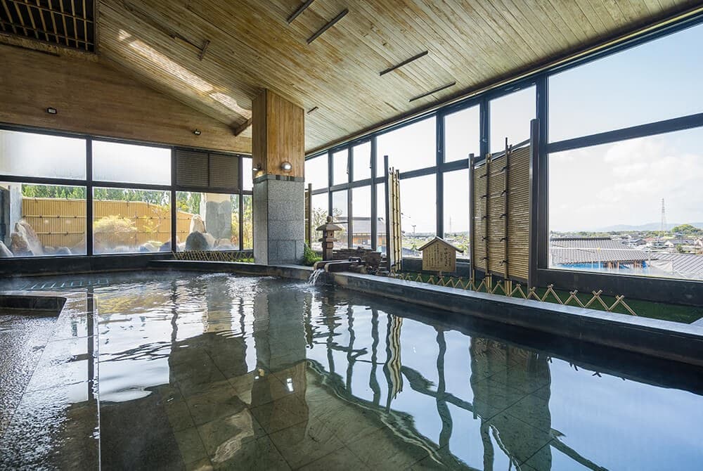 An Open-Air Bath Touched by the Breeze
