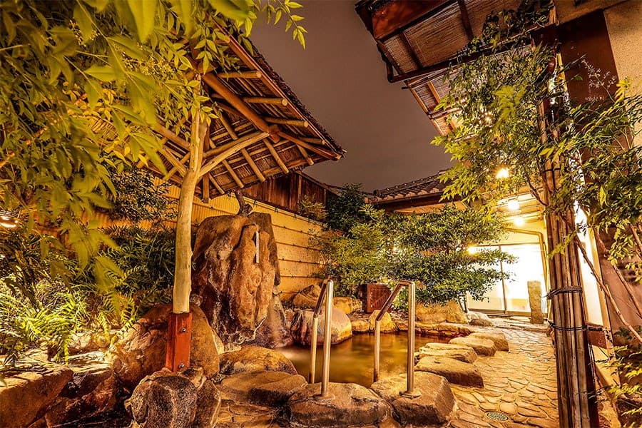 A Garden Open-Air Bath Steeped in the Old Capital's Charm