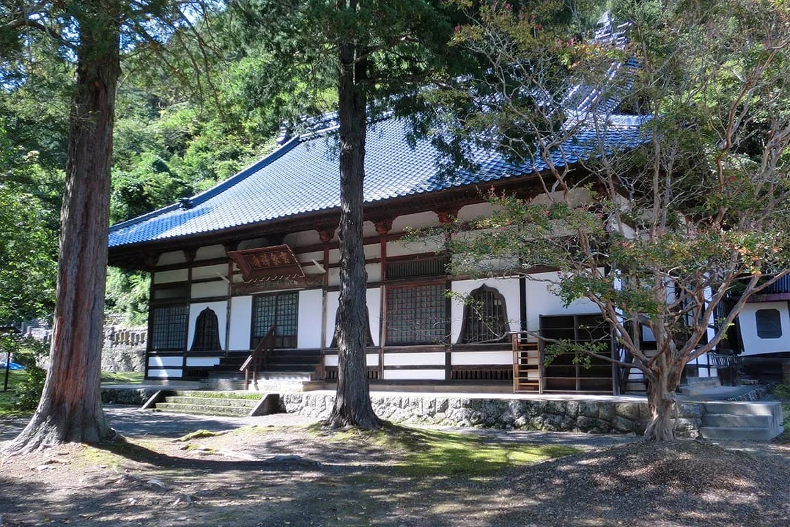 산과 강이 어우러진 풍경