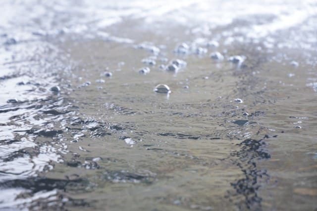 A Black-Silica Stone Bath