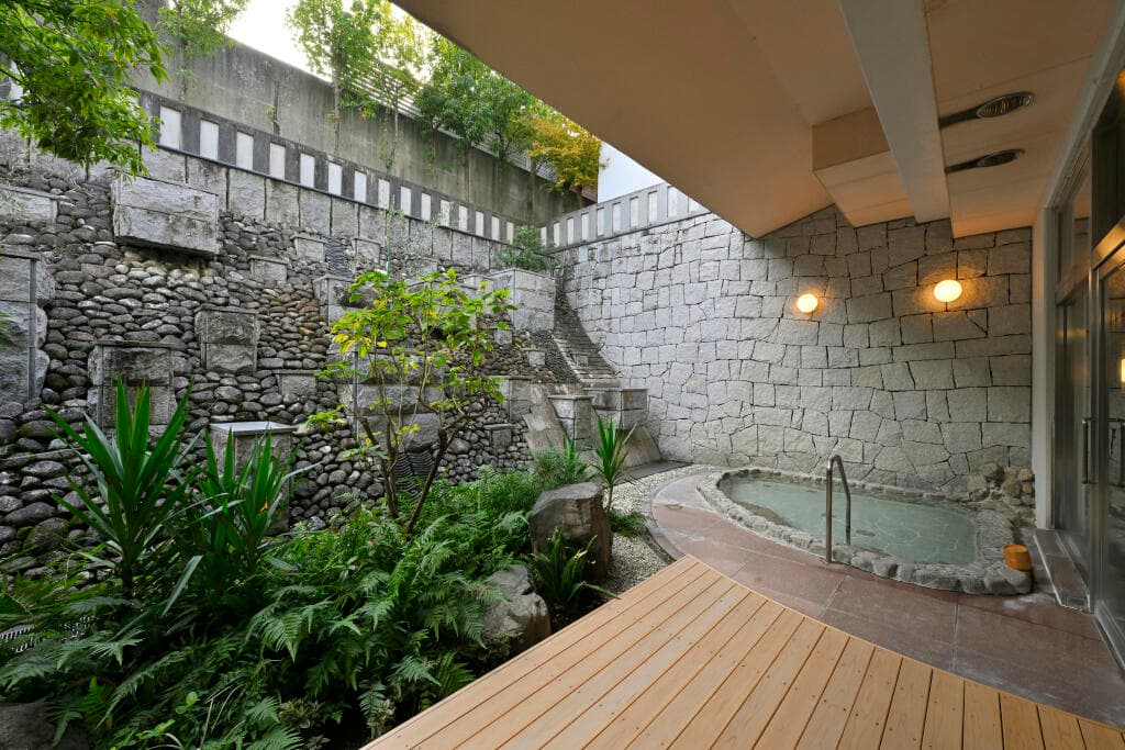 Two Open-Air Baths of the Four Seasons