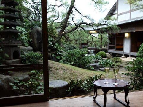 An Elegant Garden Facing the Sea