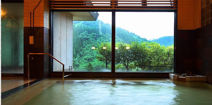 庄川峡을 마주한 대욕장